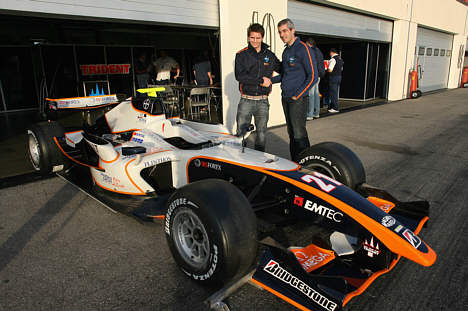 Kasper Andersen trykker hånd med sin nye teammanager Allesandro Alunni Bravi foran den sprit nye GP2-racer, der først bliver taget i brug når GP2-serien starter i Europa i denne sæson.